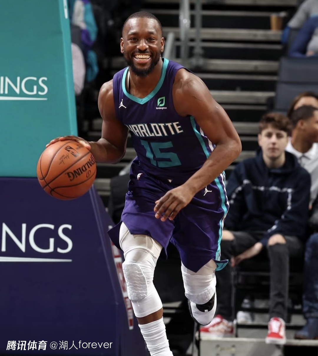 包含赛后夏洛特黄蜂调整名单以备NBA季后赛；外线爆发环节打磨；悬念犹存；轮换策略成焦点的词条